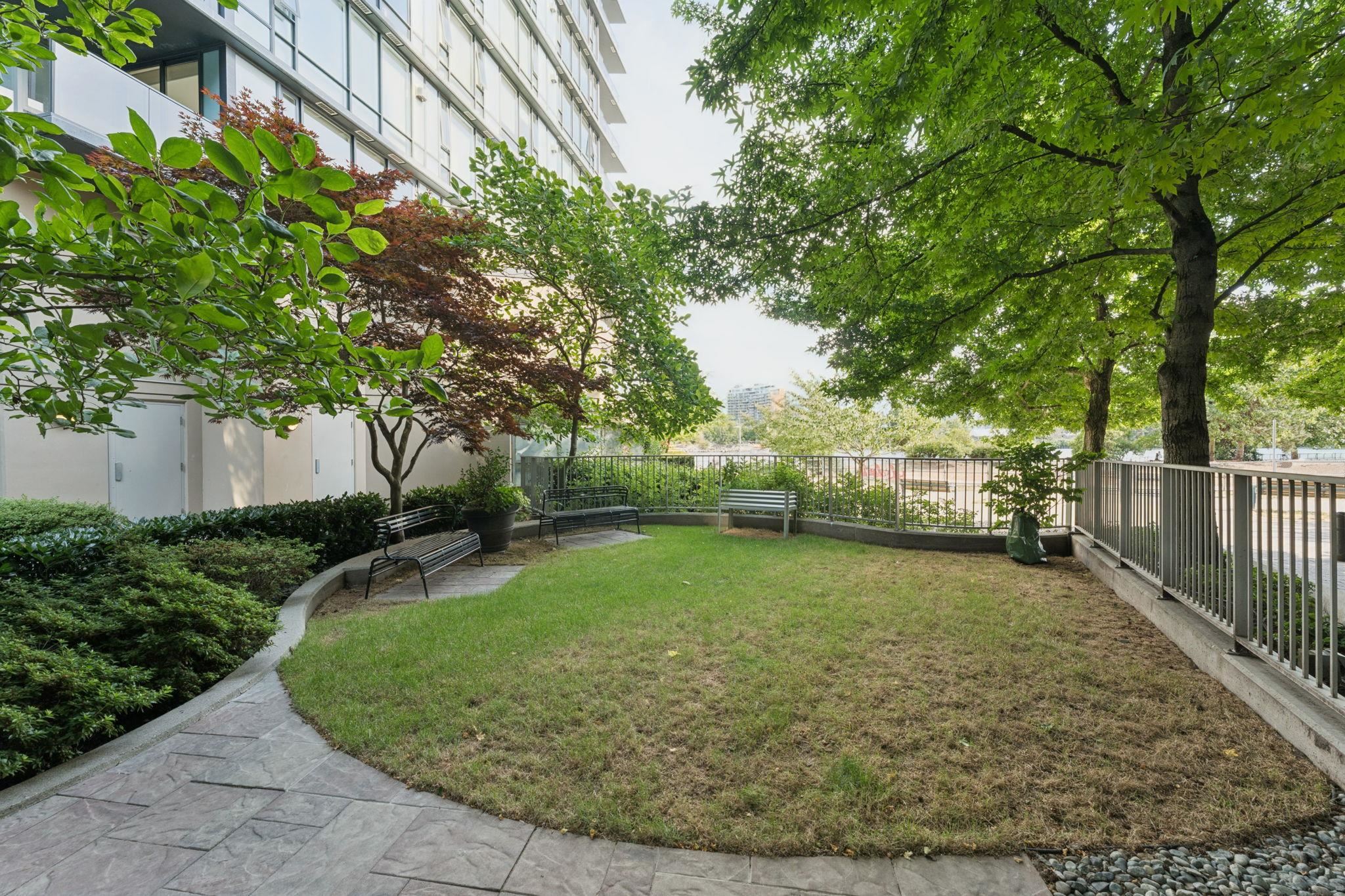 305 8 SMITHE MEWS