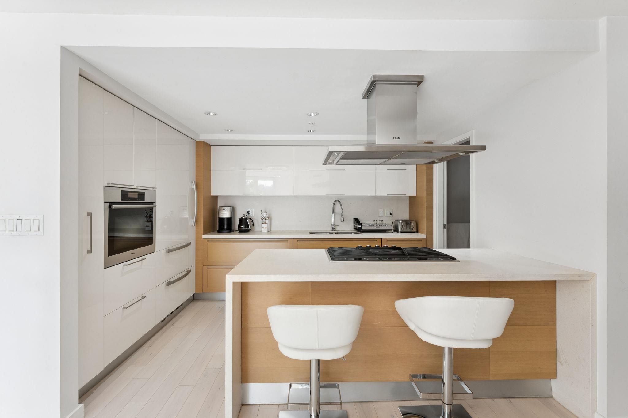 305 8 SMITHE MEWS