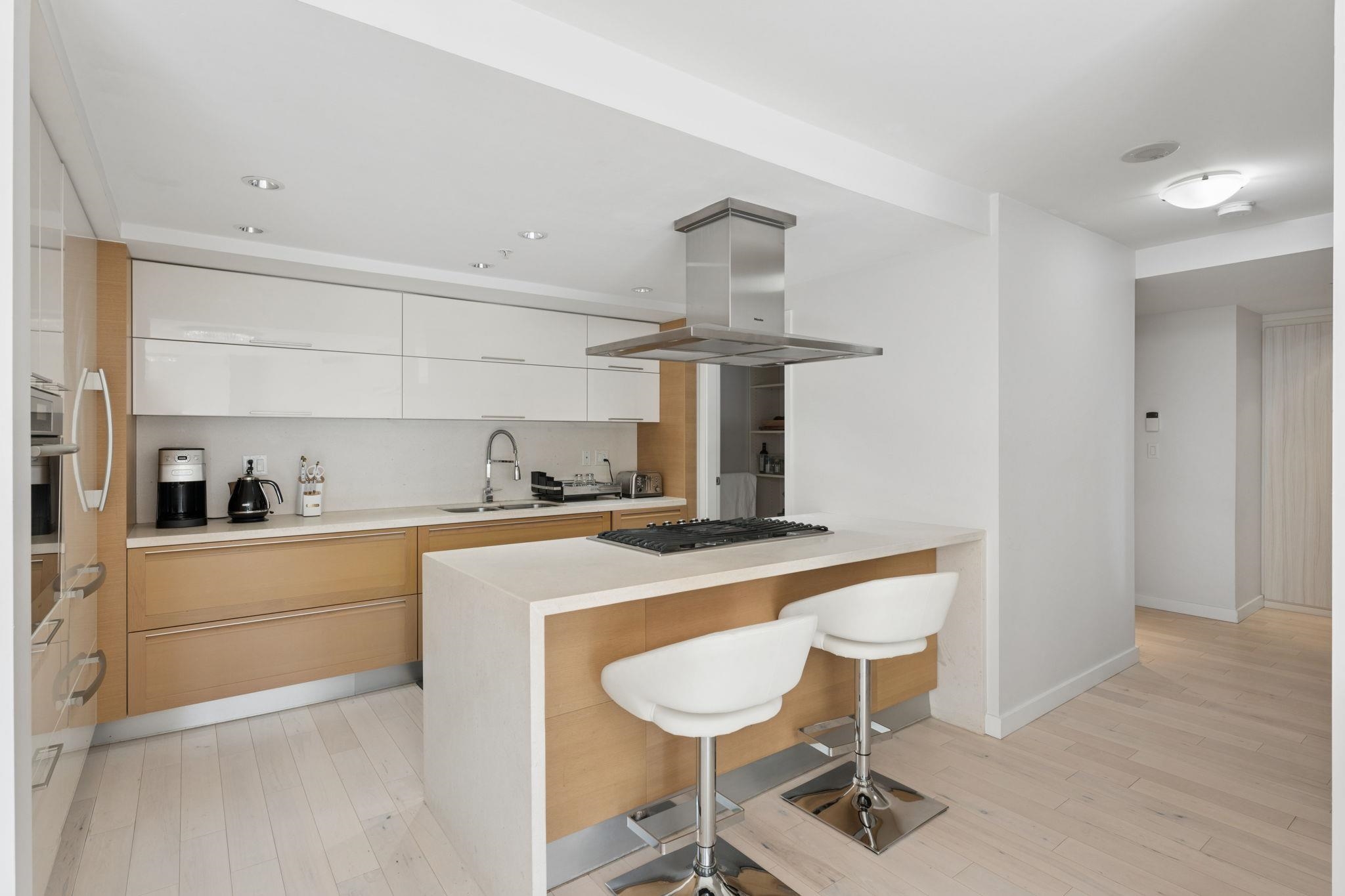 305 8 SMITHE MEWS