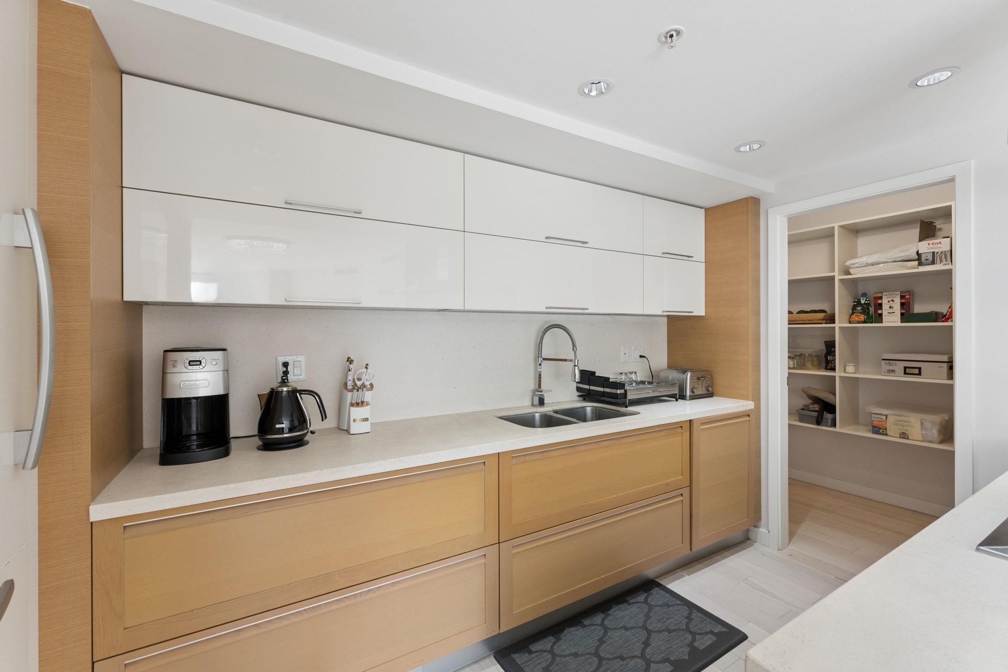 305 8 SMITHE MEWS