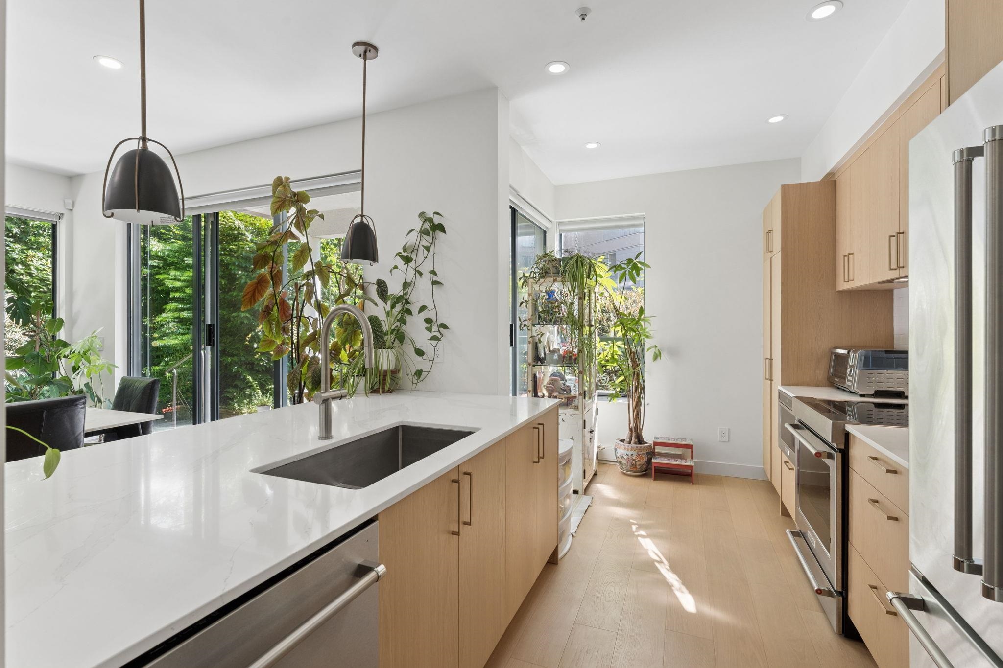 101 2242 MARINE DRIVE DRIVE