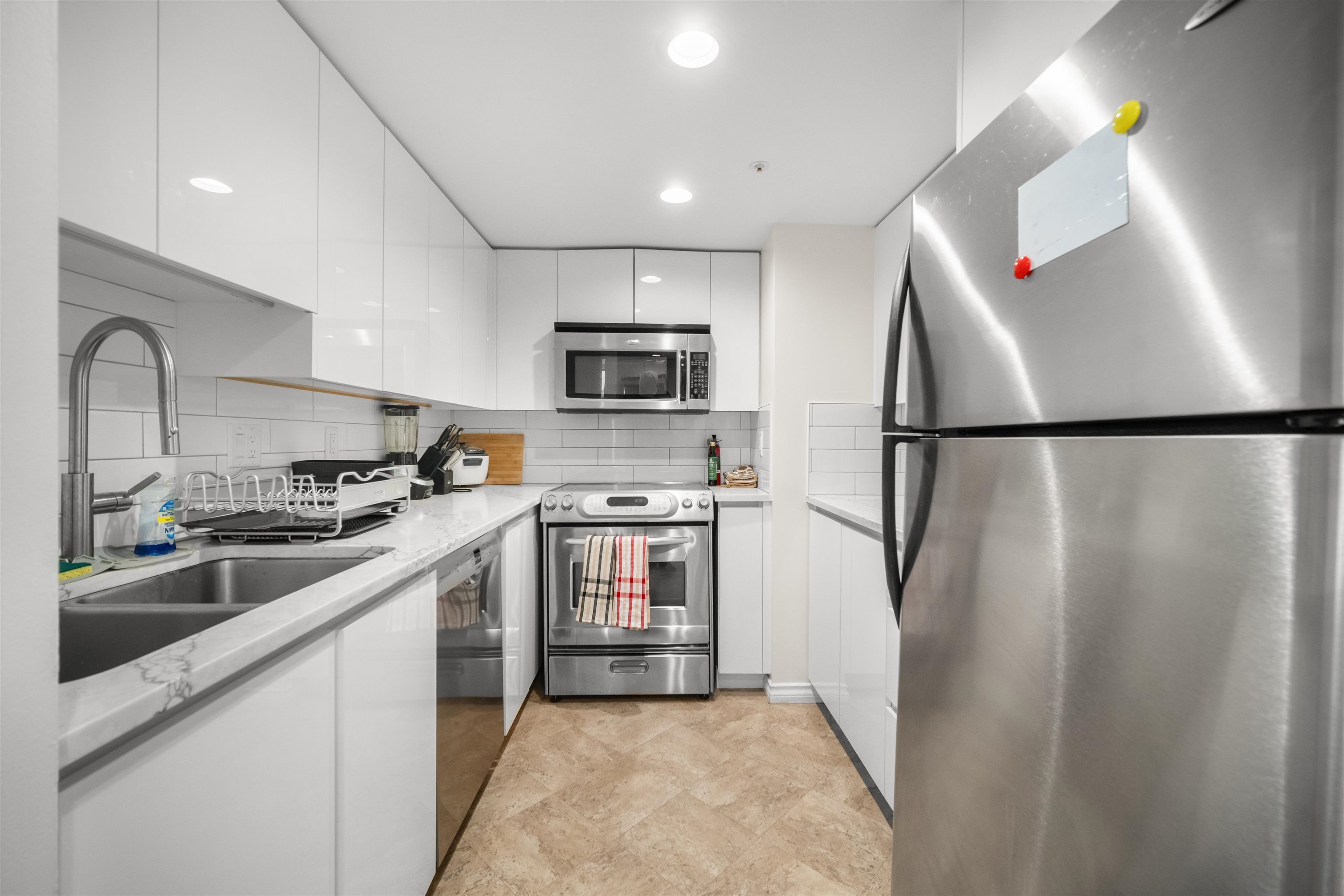 2204 183 KEEFER PLACE