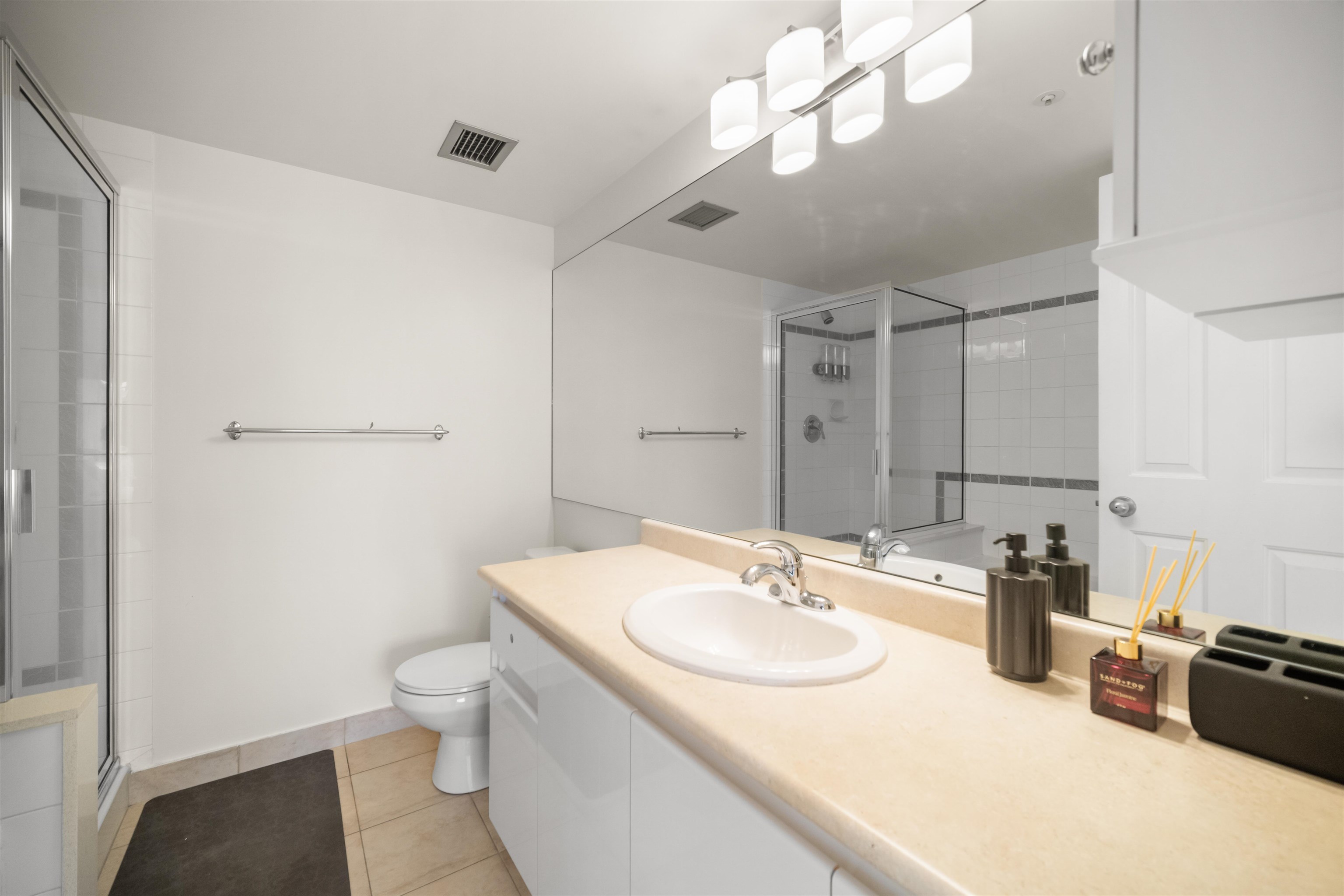 2204 183 KEEFER PLACE