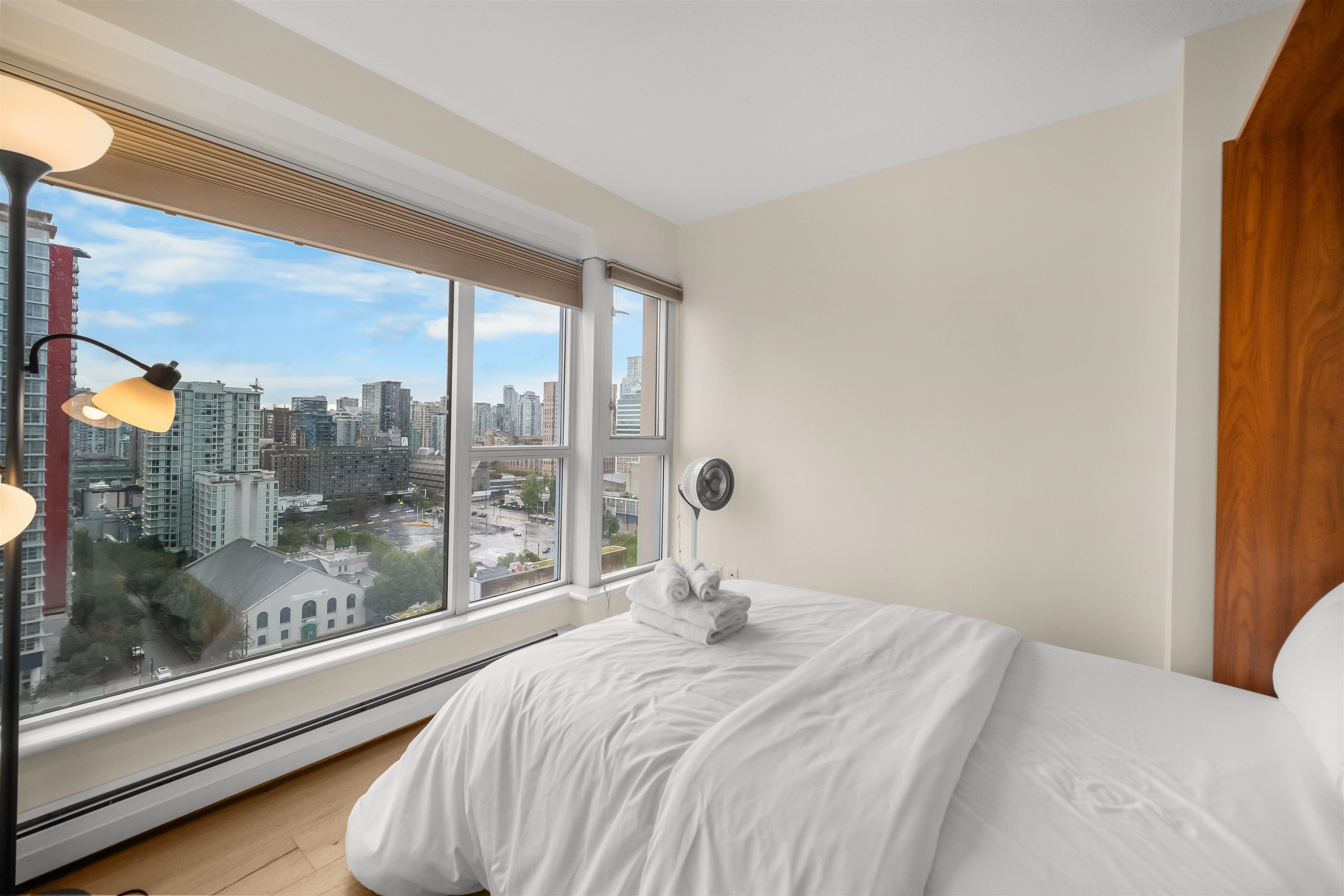 2204 183 KEEFER PLACE