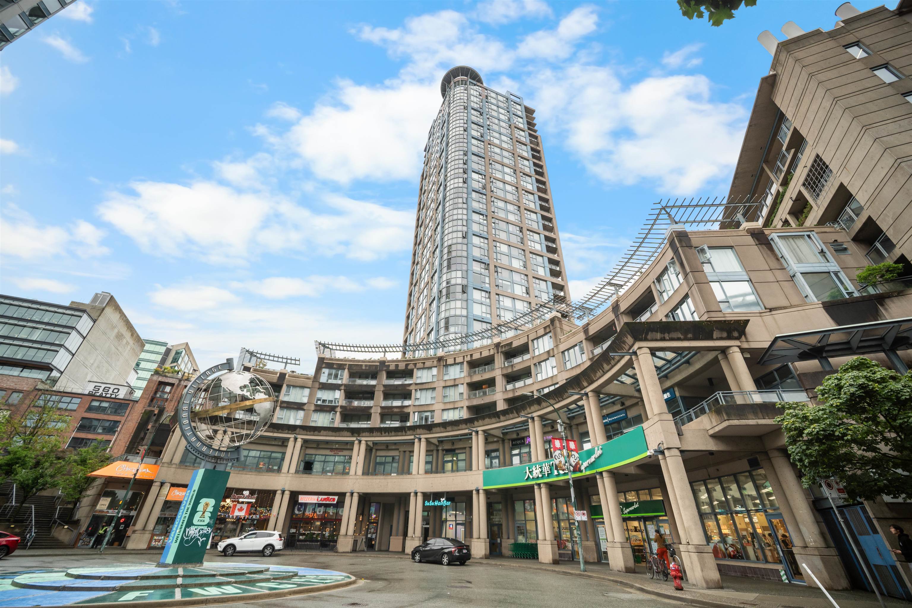 2204 183 KEEFER PLACE