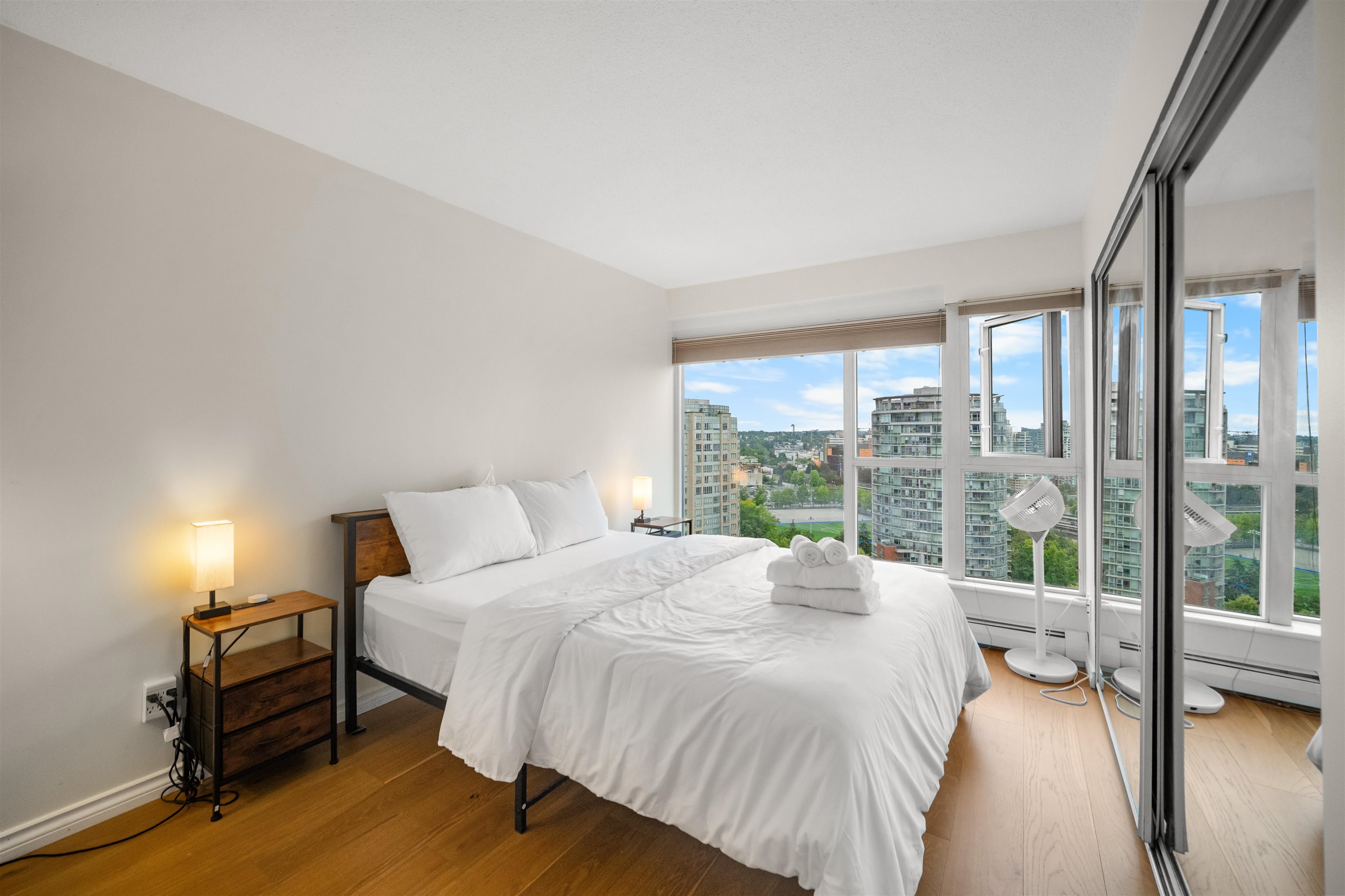 2204 183 KEEFER PLACE