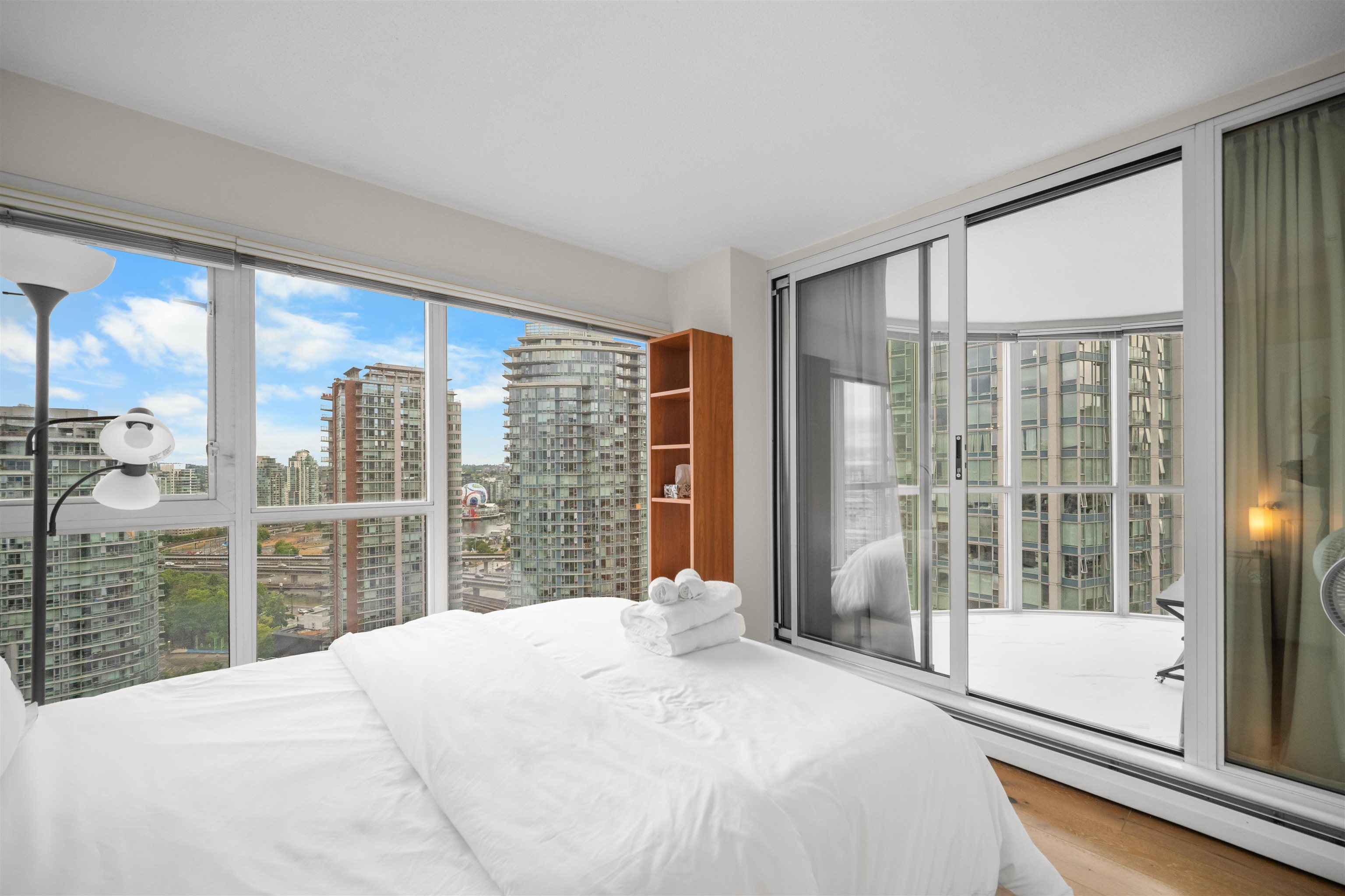 2204 183 KEEFER PLACE