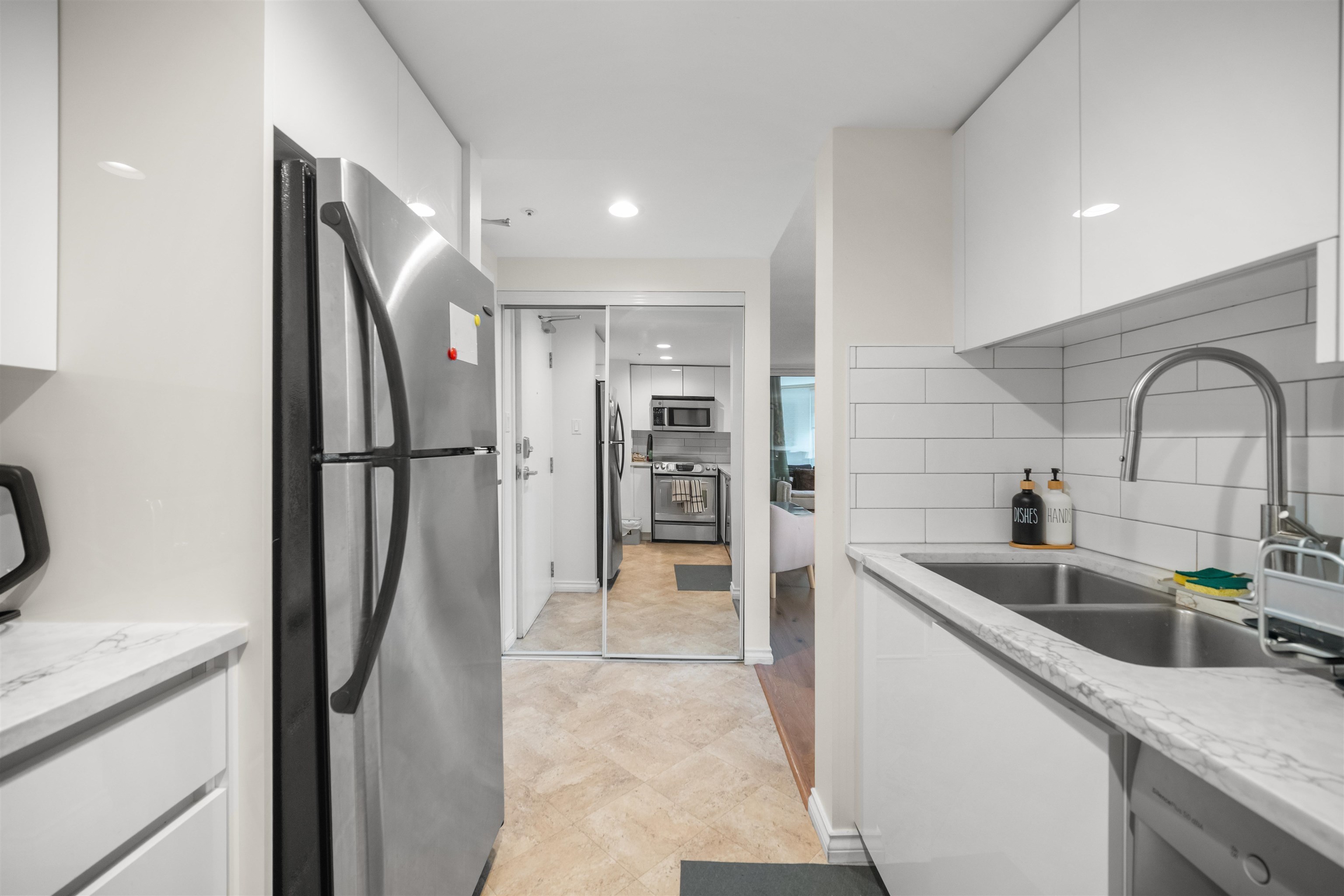2204 183 KEEFER PLACE