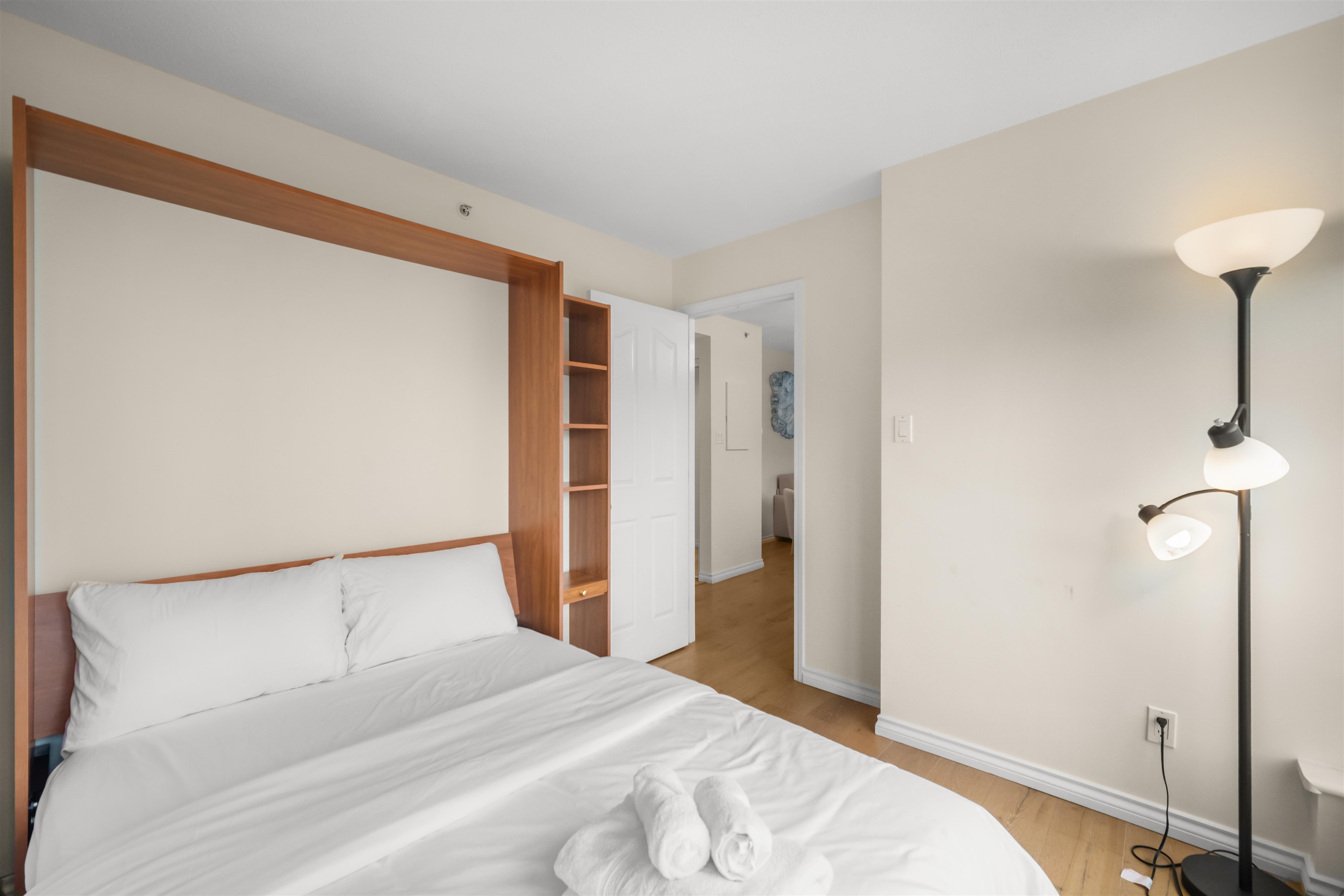 2204 183 KEEFER PLACE