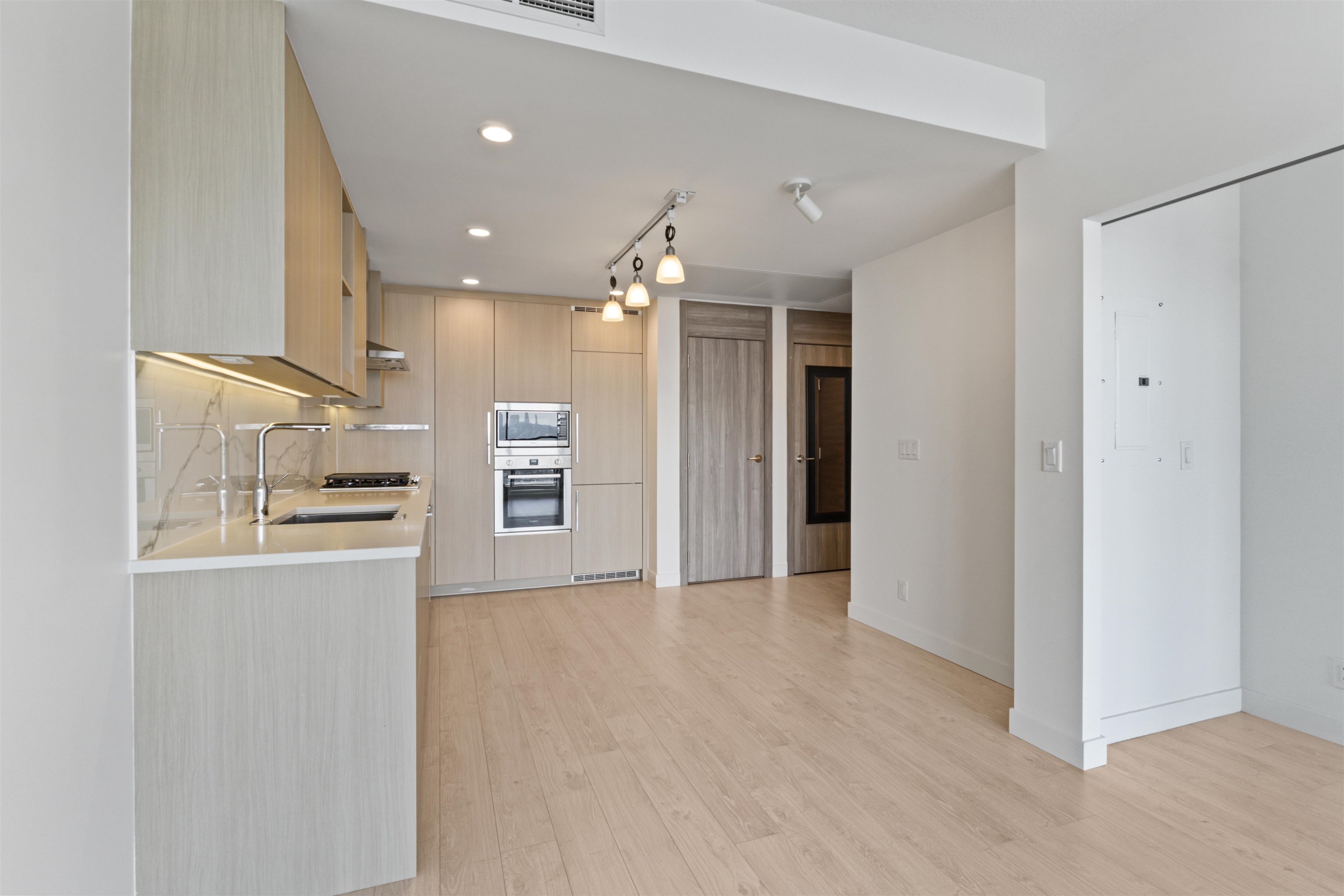4108 4890 LOUGHEED HIGHWAY