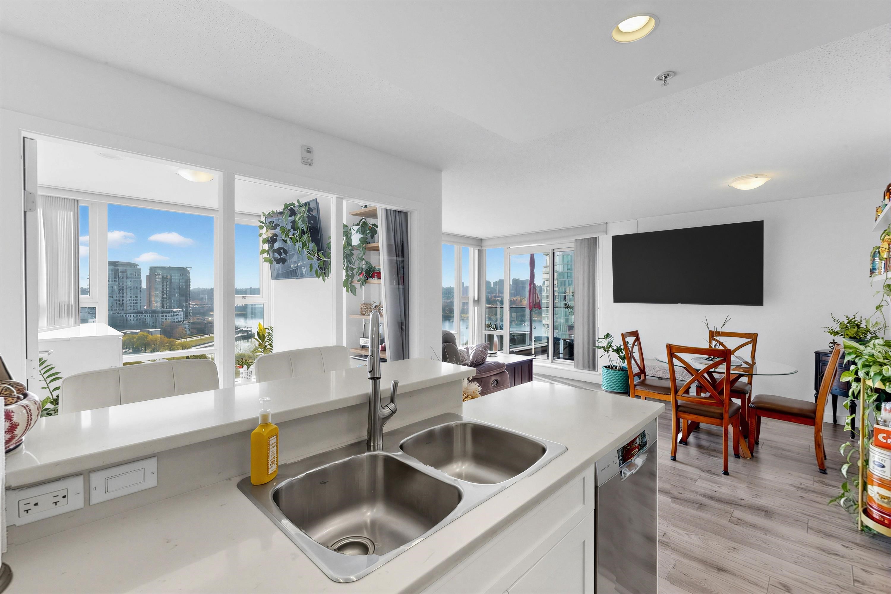1501 455 BEACH CRESCENT