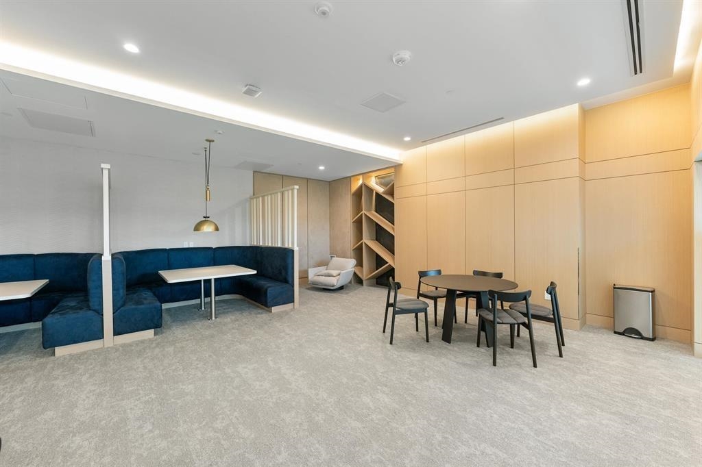 2804 4880 LOUGHEED HIGHWAY