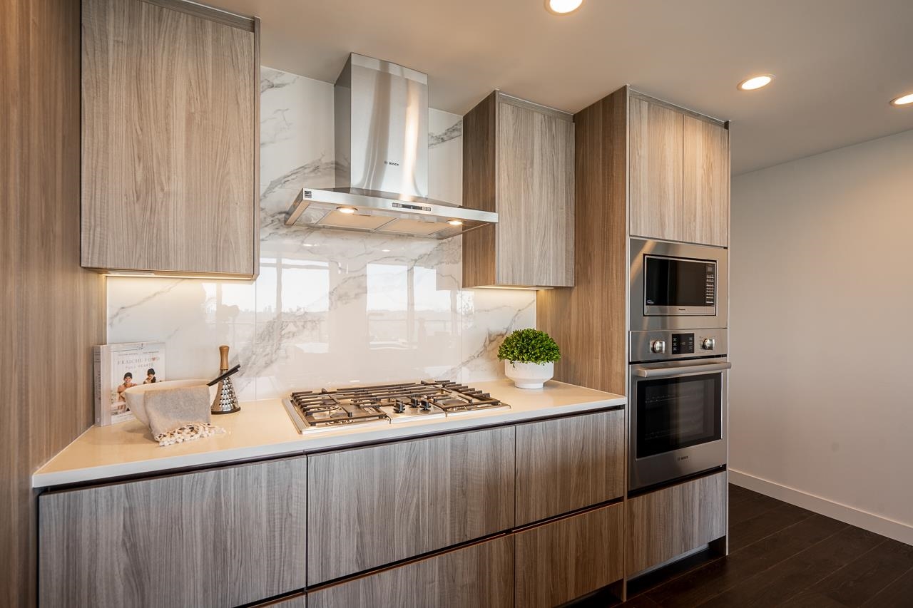 3907 4890 LOUGHEED HIGHWAY