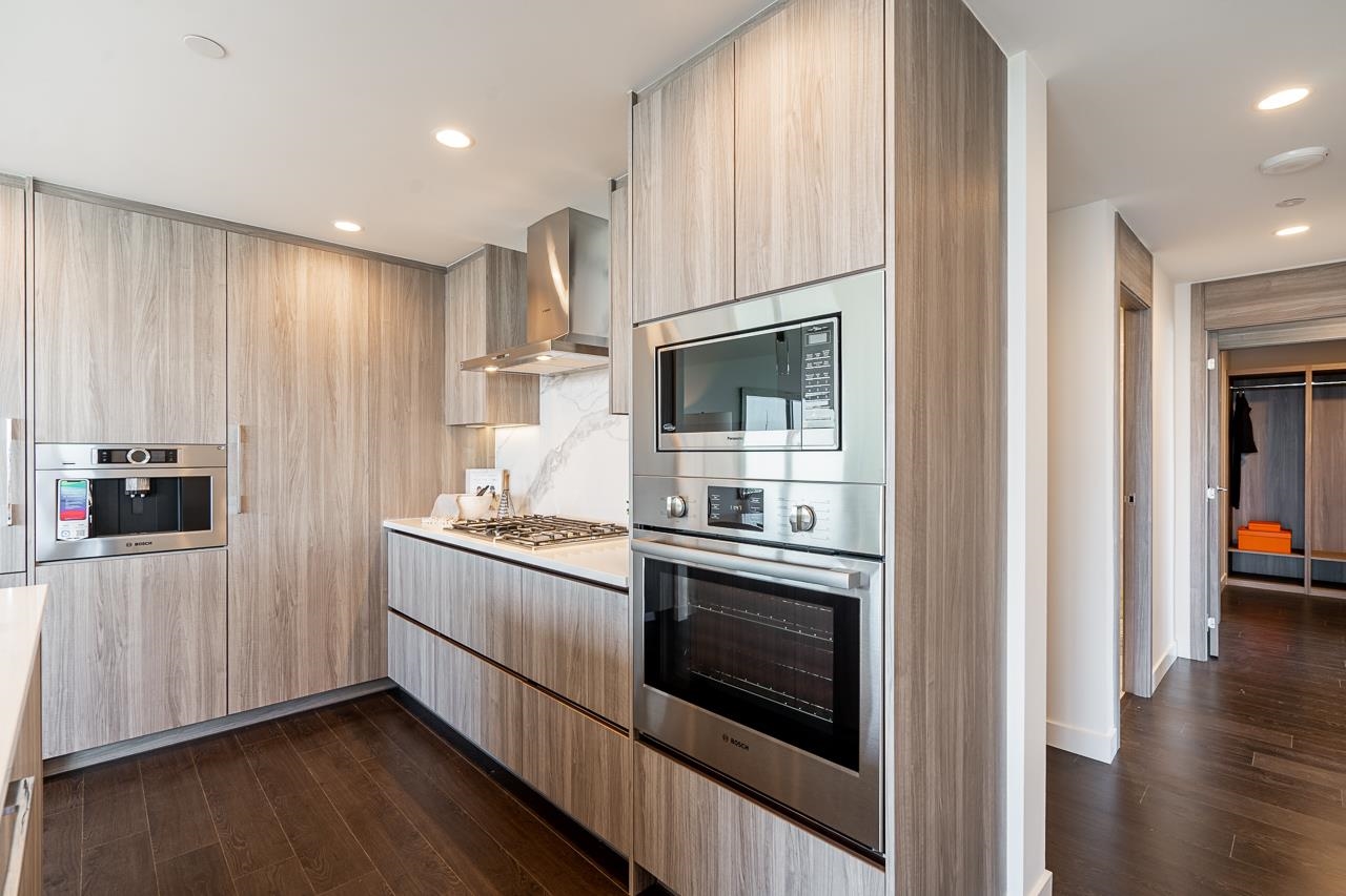 3907 4890 LOUGHEED HIGHWAY