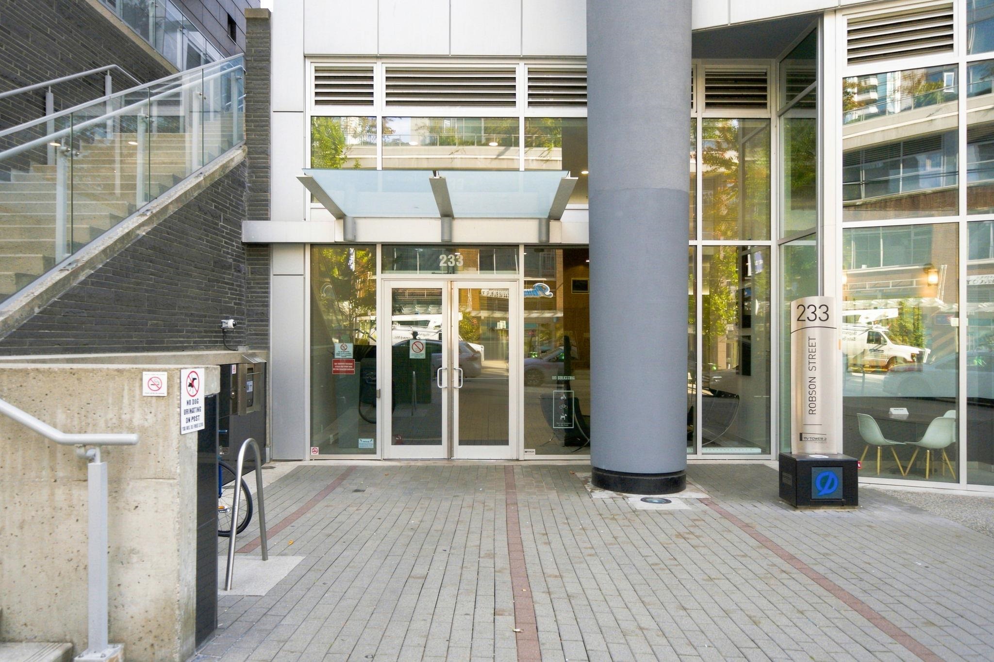1703 233 ROBSON STREET