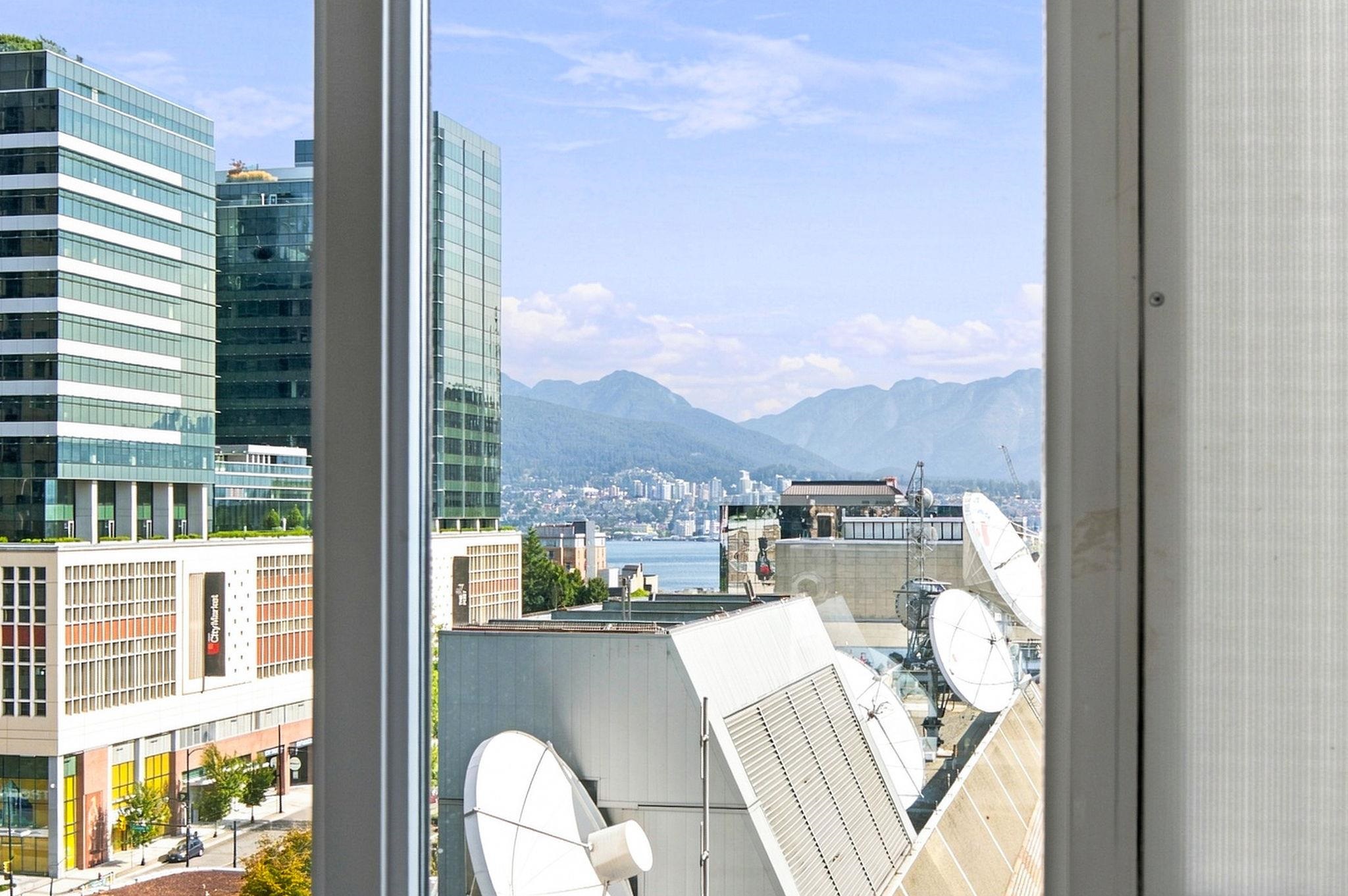 1703 233 ROBSON STREET