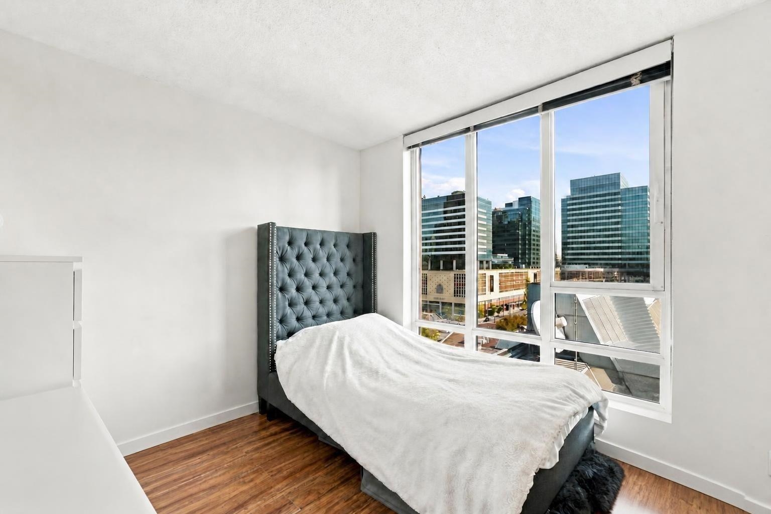 1703 233 ROBSON STREET
