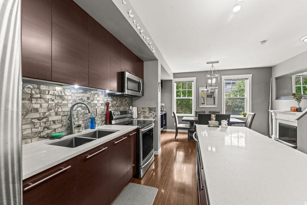 38 18983 72A AVENUE
