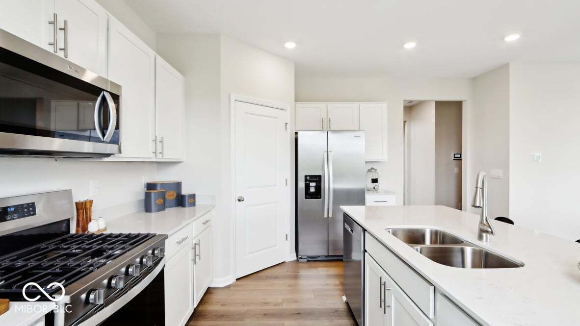 1608 Buttons Drive