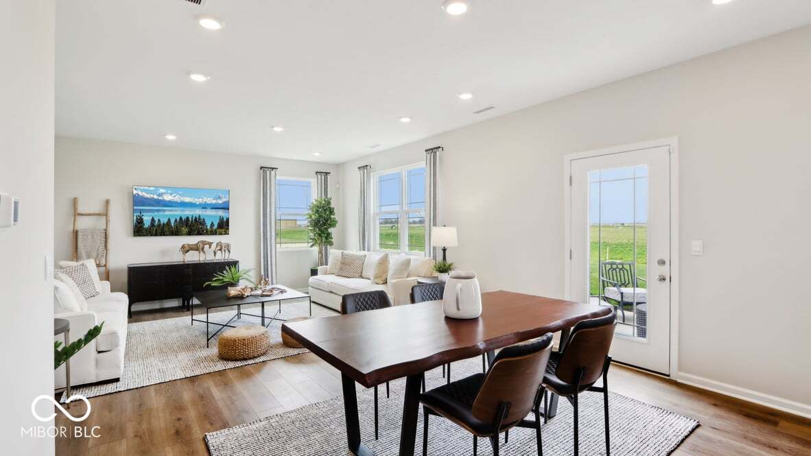 1608 Buttons Drive