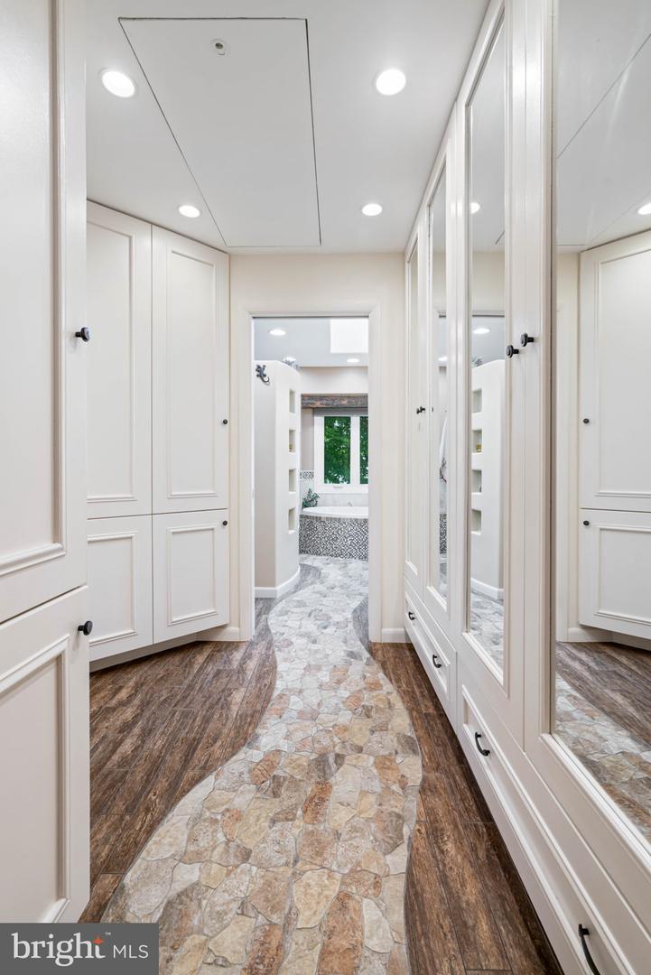 1583 Brass Lantern Way