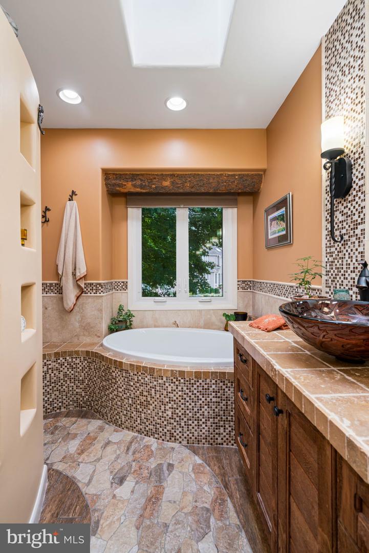 1583 Brass Lantern Way