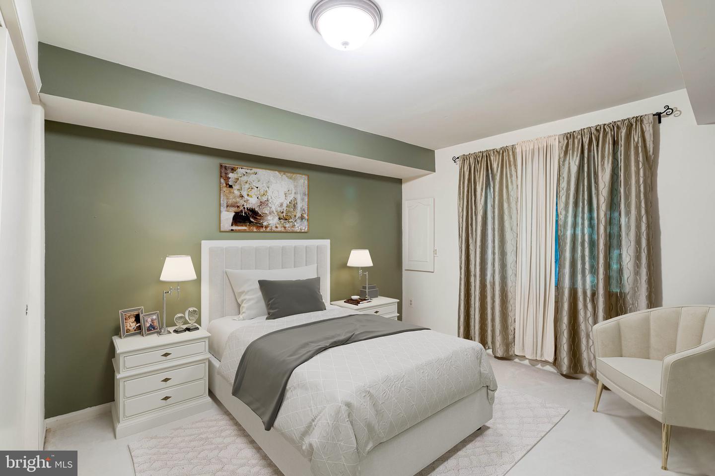 1583 Brass Lantern Way