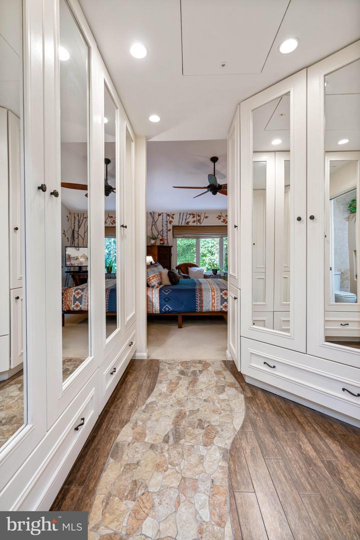 1583 Brass Lantern Way