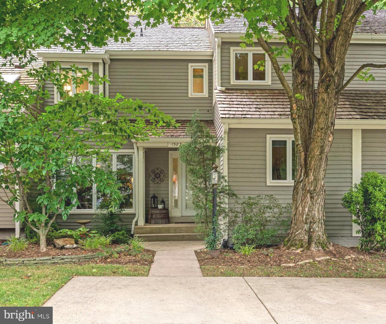 1583 Brass Lantern Way