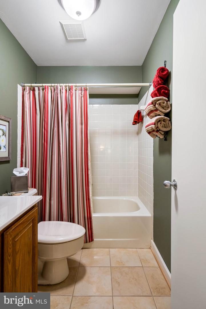 1583 Brass Lantern Way