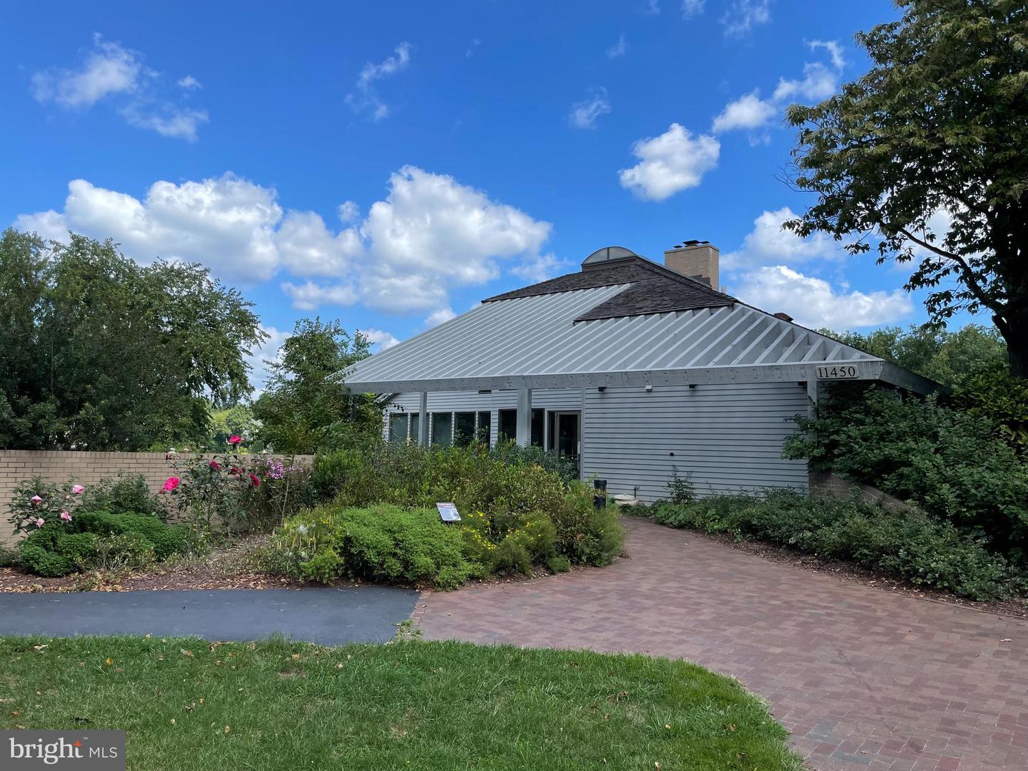 1583 Brass Lantern Way