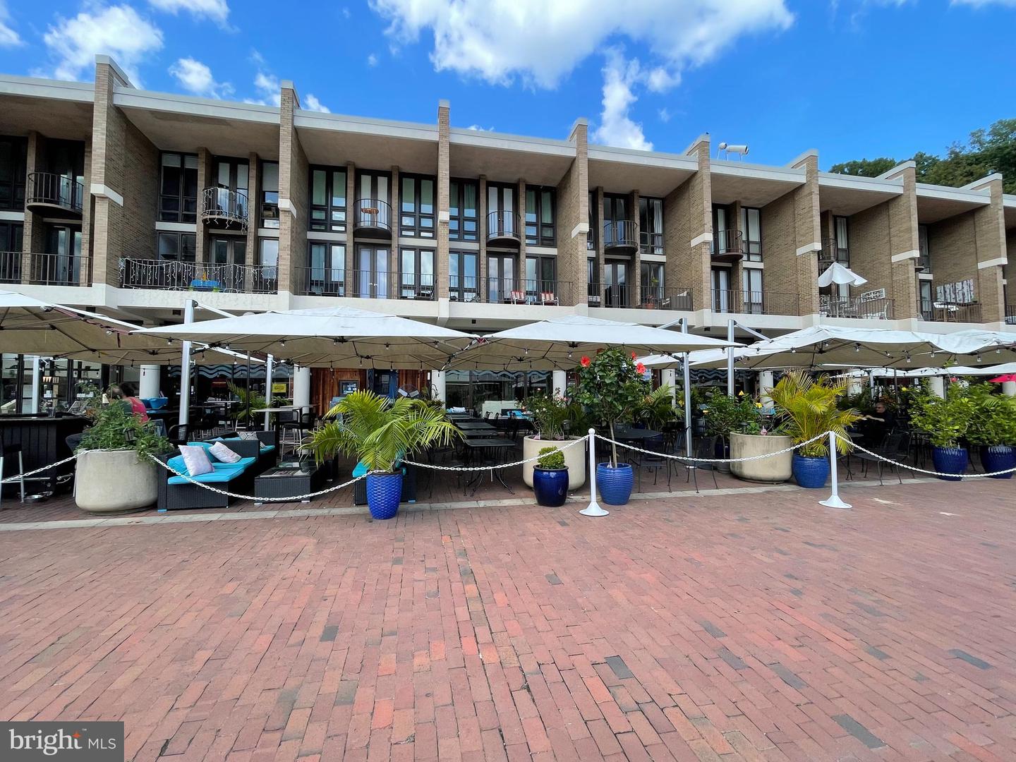 1583 Brass Lantern Way