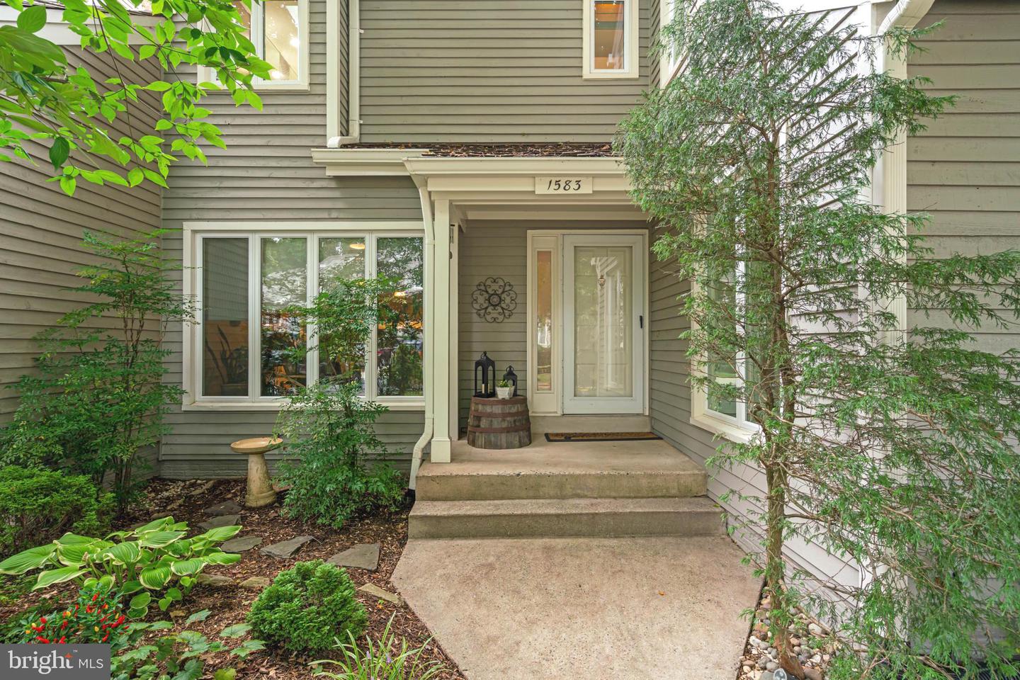 1583 Brass Lantern Way