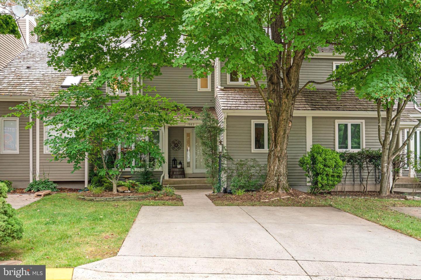 1583 Brass Lantern Way