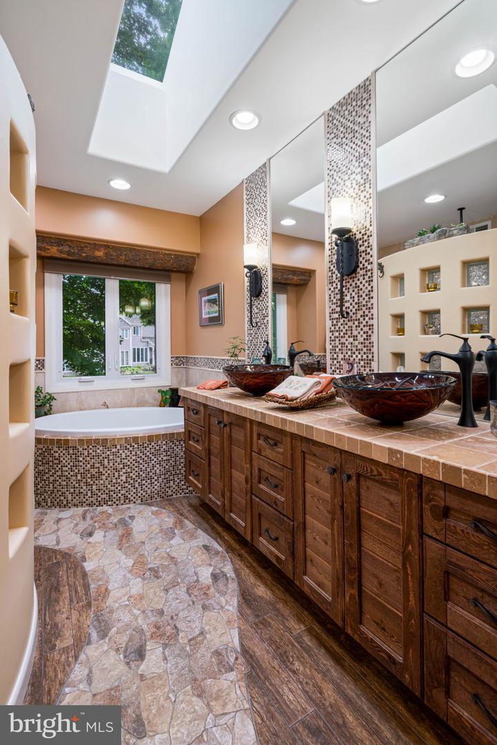 1583 Brass Lantern Way