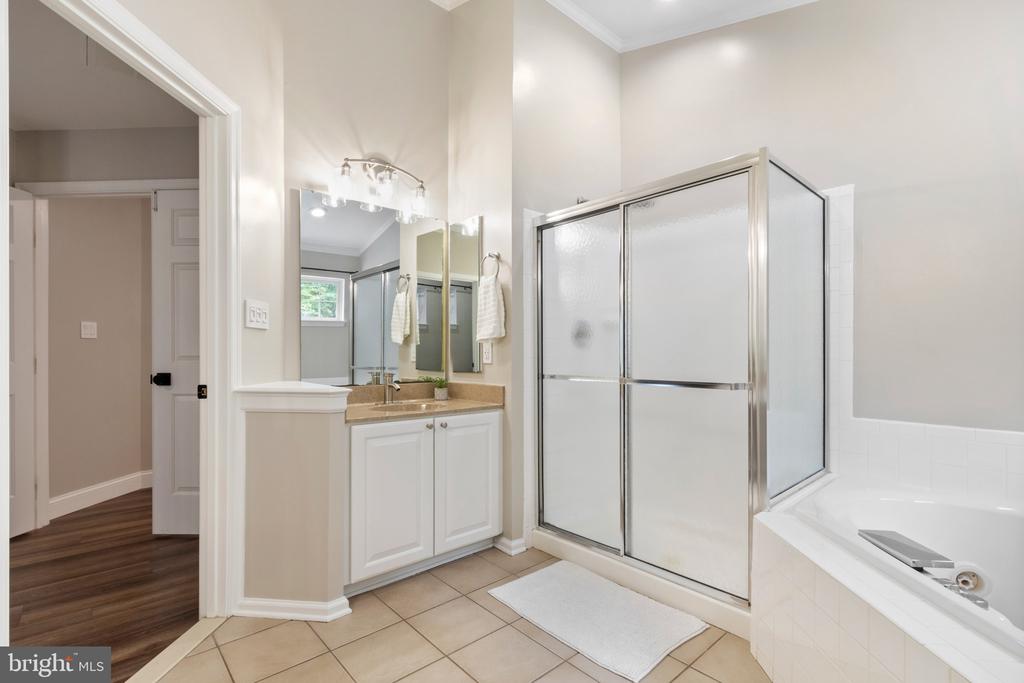 13246 Amblewood Dr