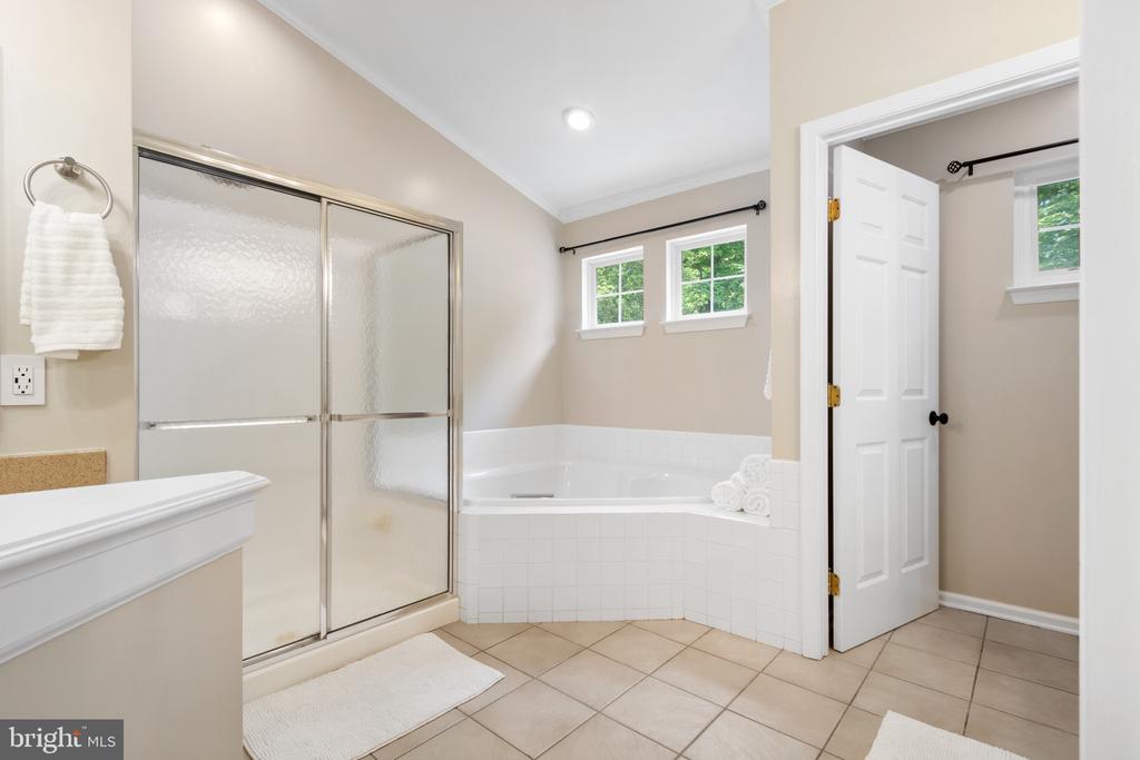 13246 Amblewood Dr