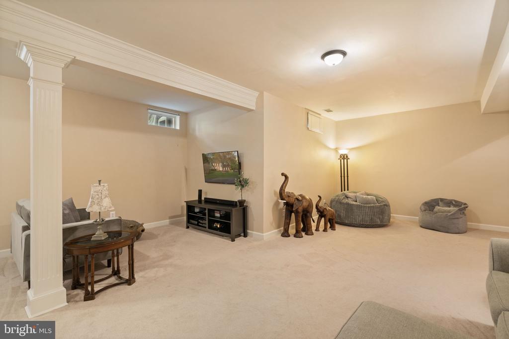 7858 Meadowgate Dr