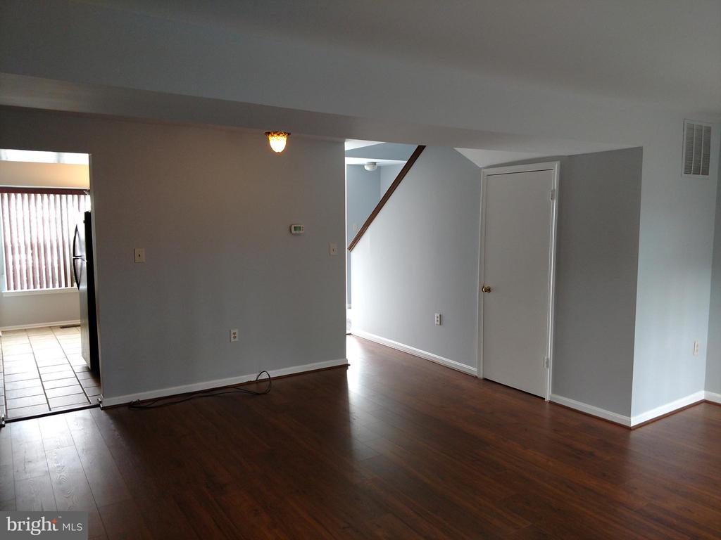 15205 STREAMSIDE CT