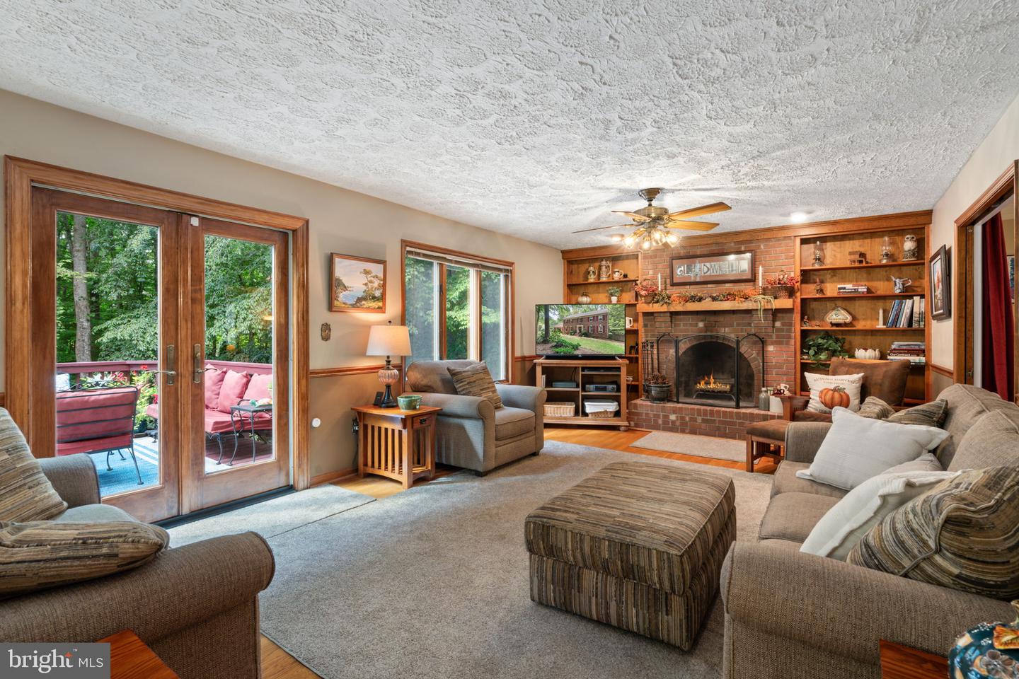 8228 Honeysuckle Rd