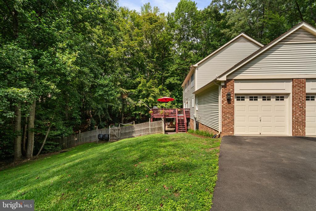 8228 Honeysuckle Rd