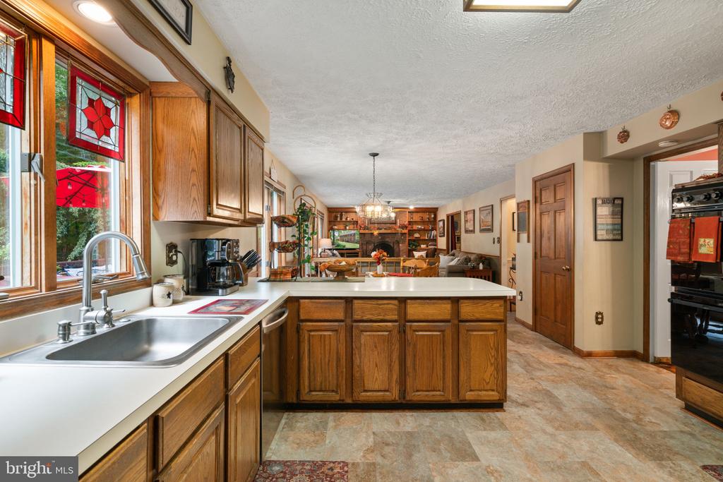 8228 Honeysuckle Rd