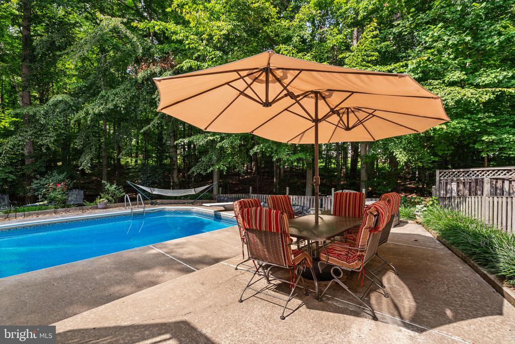 8228 Honeysuckle Rd