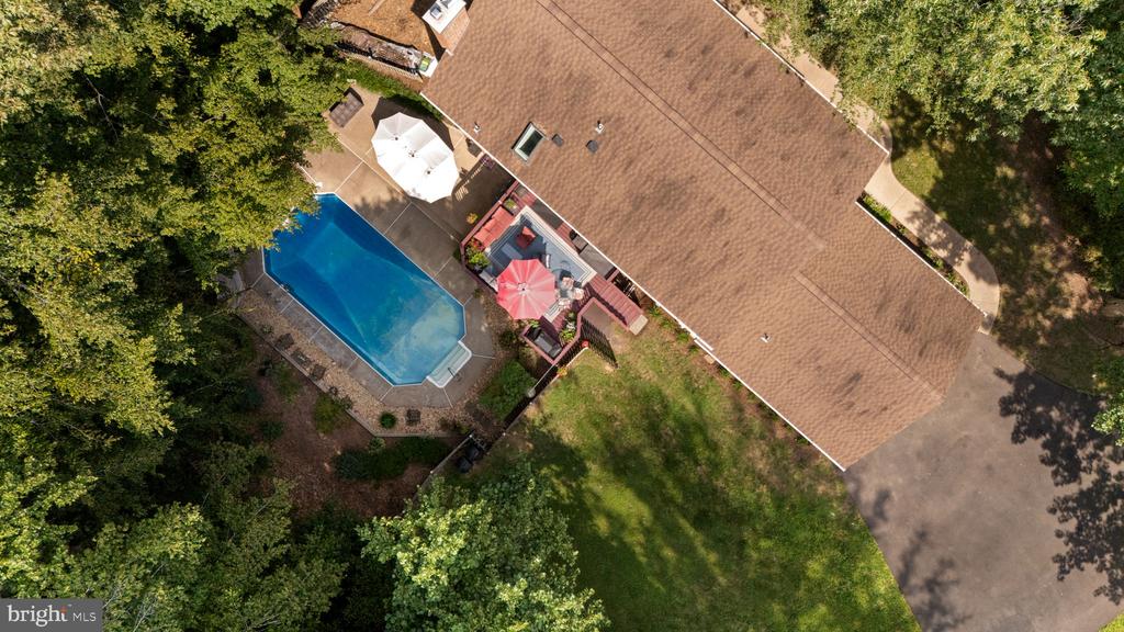 8228 Honeysuckle Rd