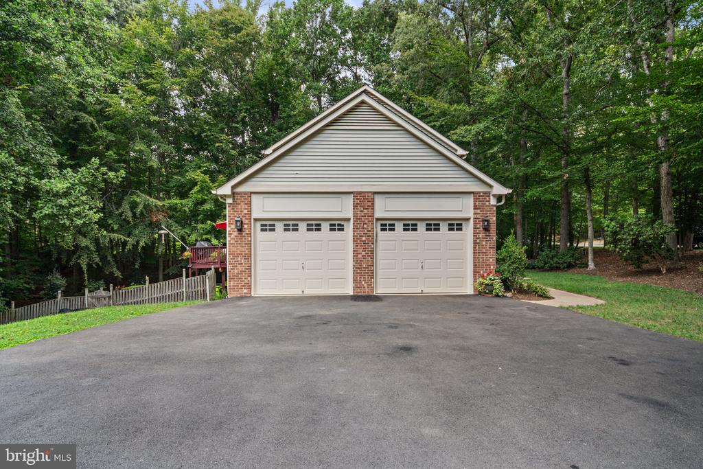 8228 Honeysuckle Rd