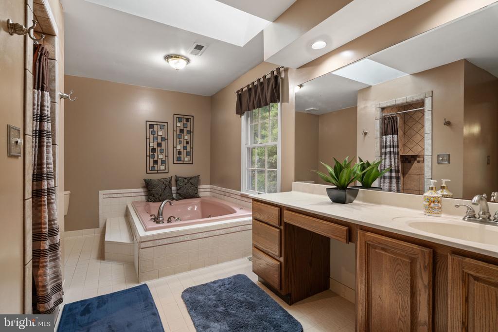 8228 Honeysuckle Rd