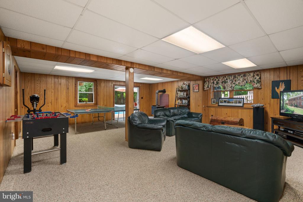 8228 Honeysuckle Rd