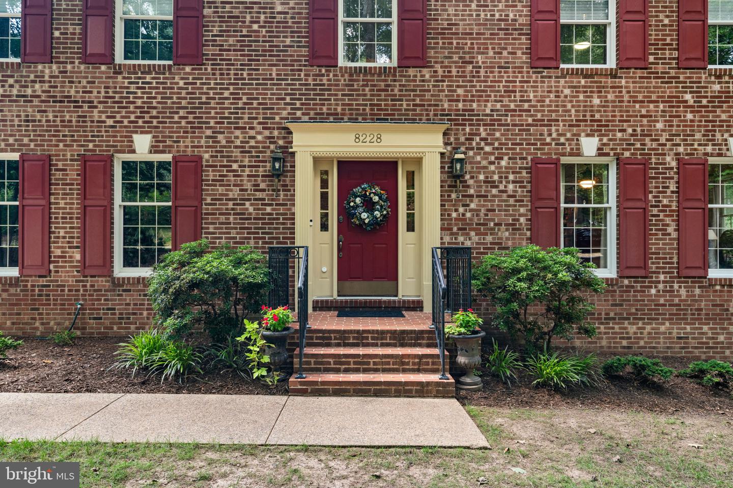 8228 Honeysuckle Rd