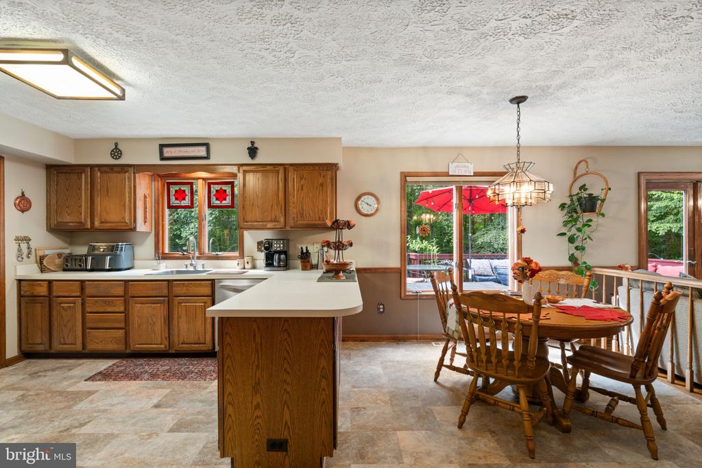 8228 Honeysuckle Rd
