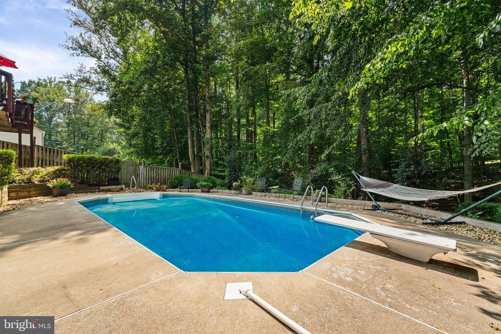 8228 Honeysuckle Rd